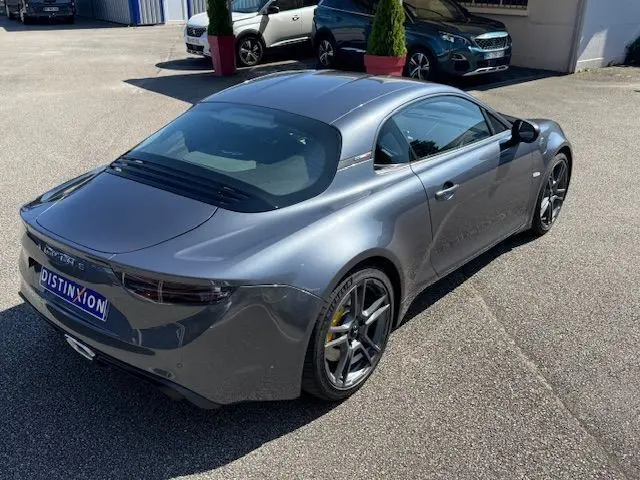 Vue 3/4 arrière droite de l'Alpine A110 1.8T 252 Légende gris acier avec jantes Fuchs et étriers Brembo jaunes.