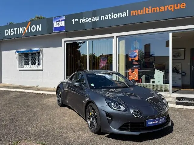 Alpine A110 1.8T 252 Légende gris acier en 3/4 avant droit, jantes 18'' gris titane et étriers Brembo jaunes visibles