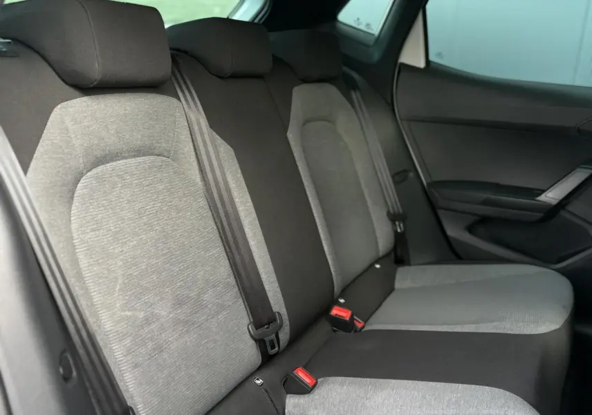 Vue latérale droite des sièges arrière gris clair et noir de la SEAT IBIZA TSI 115 Xcellence 2025.