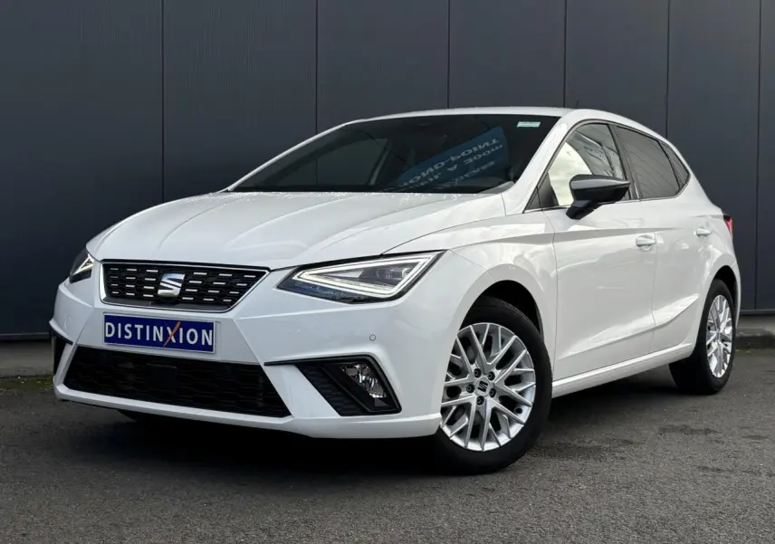 SEAT Ibiza blanc vue 3/4 avant droit avec jantes alliage et feux LED triangulaires distinctifs.