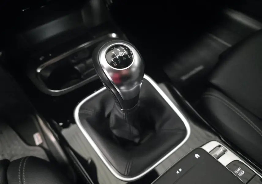 Le levier de vitesses manuel en gros plan sur la console centrale noire du Mercedes Classe A blanc 2019.