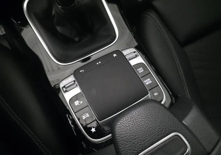 Gros plan sur le pavé tactile central et levier de vitesse cuir noir de la Mercedes Classe A 160 Style Line 2019.