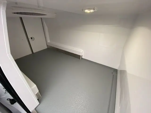 Intérieur du compartiment frigorifique blanc du Citroën Jumpy XL 2.0 BlueHDi, vue en plongée montrant le sol et les parois lisses.