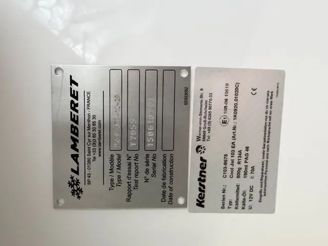 Vue 3/4 avant d’un Citroën Jumpy XL blanc 2025, version frigo avec équipements complets visibles sur la carrosserie.