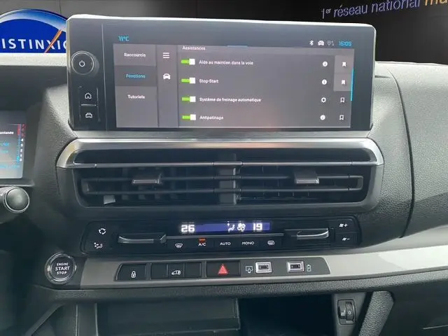 Vue rapprochée du tableau de bord du Citroën Jumpy XL blanc, avec écran tactile affichant les aides à la conduite.