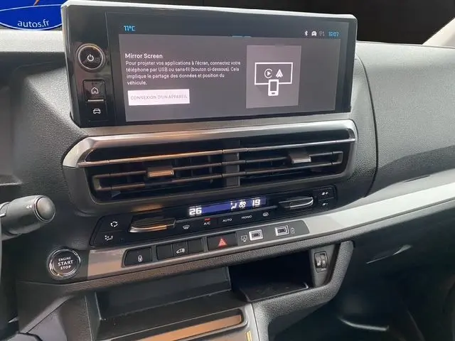 Vue rapprochée du tableau de bord du Citroën Jumpy XL 2025, avec écran tactile et commandes de climatisation visibles.