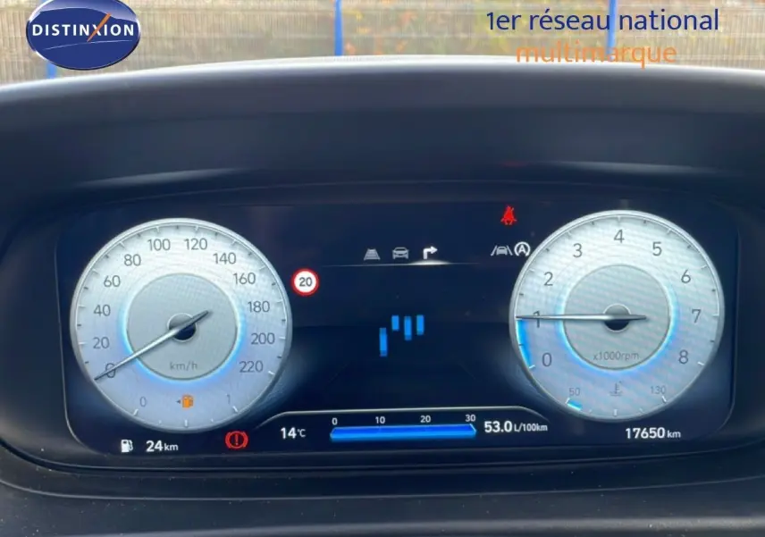 Tableau de bord numérique de Hyundai i20 2025, affichage vitesse et compte-tours avec indicateurs de conduite et température.