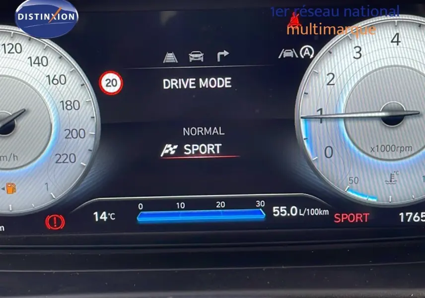 Vue rapprochée du tableau de bord numérique de la Hyundai i20 bleu vibrant métal, affichant le mode de conduite Sport.