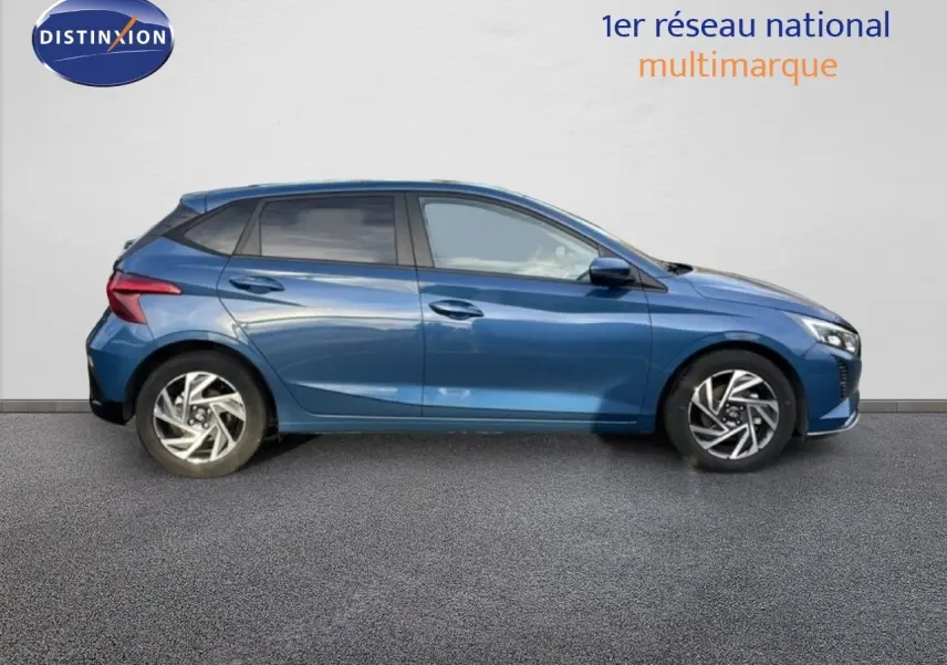 Profil droit de la Hyundai i20 1.0 TGDI 100CH KLASS 2025 en bleu vibrant métallisé, avec jantes alliage et vitres teintées.