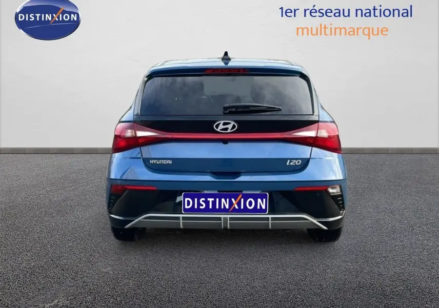 Vue arrière d'une Hyundai i20 2025 Bleu Vibrant Metal, mettant en valeur ses feux LED et sa ligne épurée.