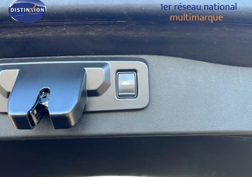 Gros plan sur la serrure et le bouton d'ouverture du coffre du Renault Austral noir étoile métal.