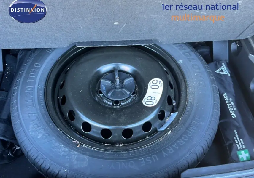 Roue de secours noire en gros plan dans le coffre d’un Renault Austral 2023 noir étoile métal.