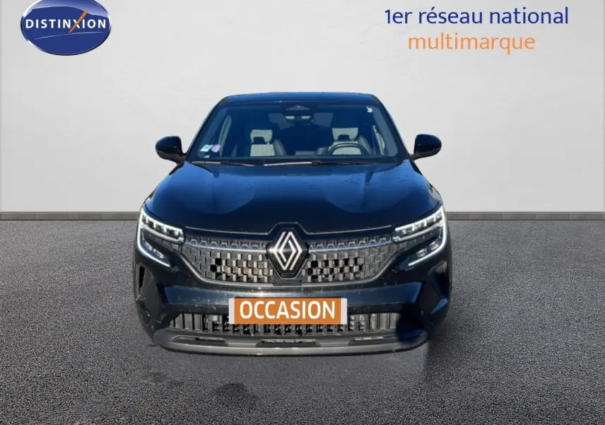 Vue avant d'un Renault Austral noir étoile métal 2023 avec calandre distinctive et logo central lumineux.
