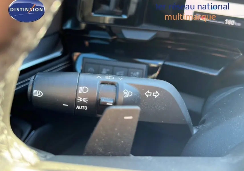 Gros plan sur la commande des feux et clignotants côté gauche du volant du Renault Austral noir étoile métal 2023.