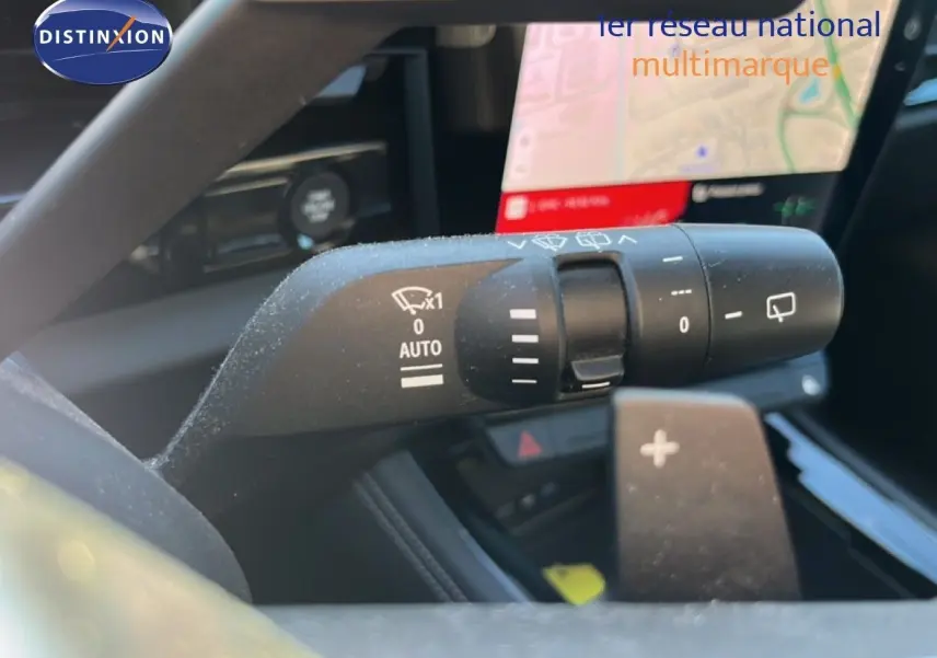 Gros plan sur la commande d’essuie-glace côté droit dans l’habitacle noir du Renault Austral 2023.