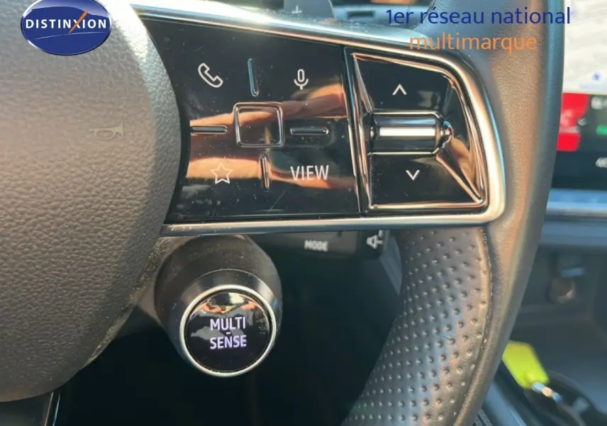 Gros plan sur le volant cuir perforé du Renault Austral noir étoile métal avec commandes multifonctions et bouton Multi Sense.