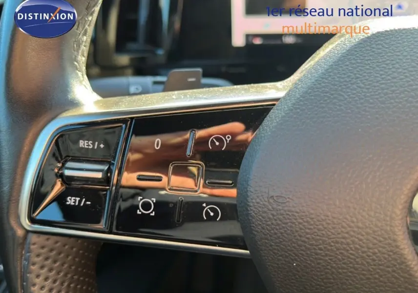 Gros plan sur les commandes à gauche du volant du Renault Austral noir étoile métal, mettant en valeur les boutons de régulateur de vitesse.