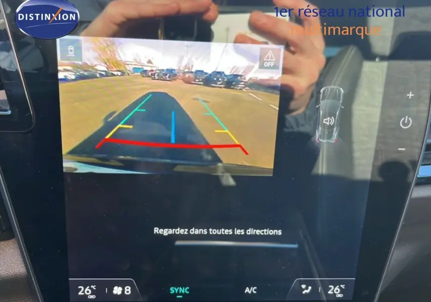 Écran de caméra de recul de la Renault Austral noir étoile métal, vue intérieure sur le tableau de bord.