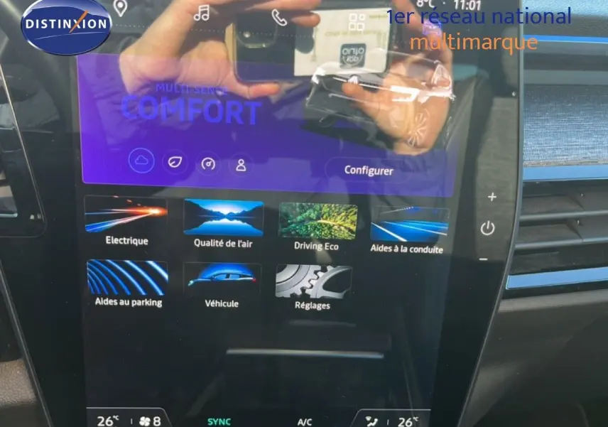 Écran tactile central du Renault Austral noir étoile métal, affichant les réglages de conduite et aides à la conduite.