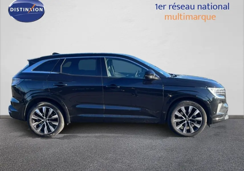 Vue latérale droite du Renault Austral noir étoile métal 2023 avec jantes alliage et lignes profilées.