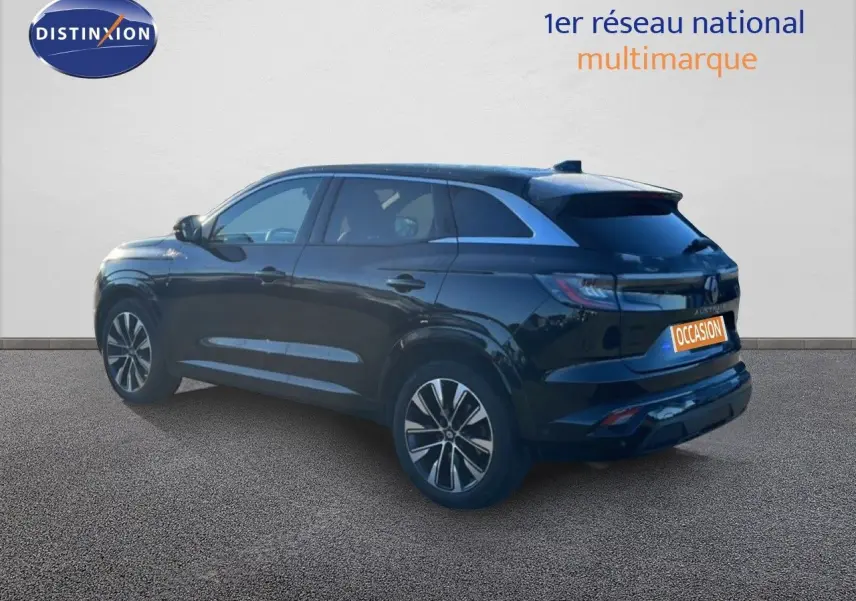 Vue 3/4 arrière droite d'un Renault Austral noir étoile métal avec jantes alliage et vitres teintées.