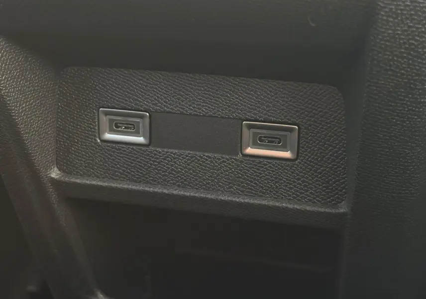 Vue rapprochée des deux ports USB-C intégrés dans l’habitacle noir du Peugeot 308 Hybrid 145 Allure 2025.