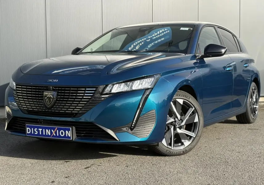Peugeot 308 Hybrid bleu Obsession vue 3/4 avant droit avec calandre noire et jantes alliage 17 pouces.