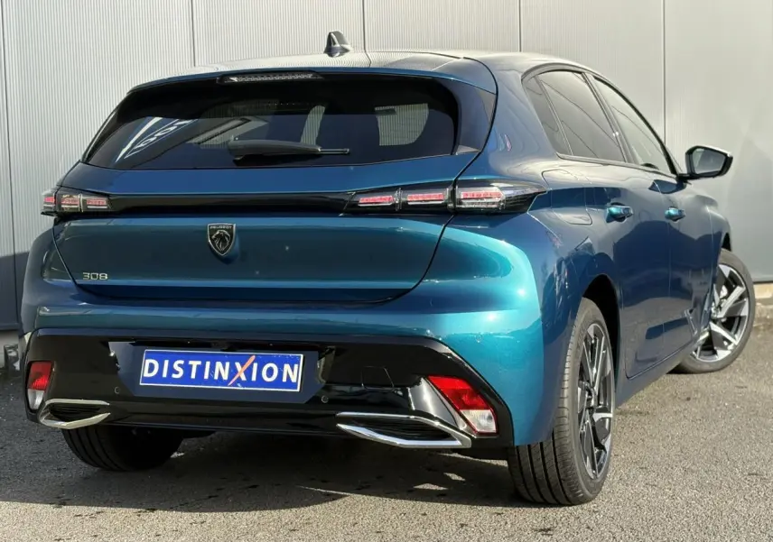 Vue 3/4 arrière droite d'une Peugeot 308 Hybrid 2025 Bleu Obsession avec feux arrière LED et jantes alliage 17 pouces.