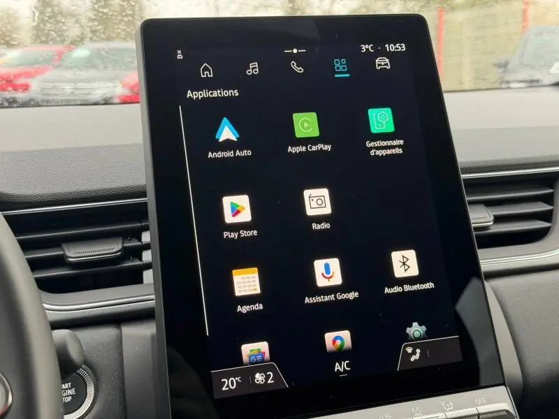 Écran tactile central du Renault Captur 2025 affichant les applications Android Auto, Apple CarPlay et autres, intérieur noir.