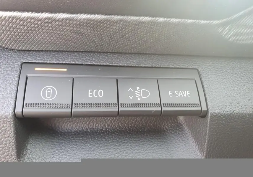 Gros plan sur les boutons de commande du tableau de bord du Dacia Bigster, version hybride 2026.