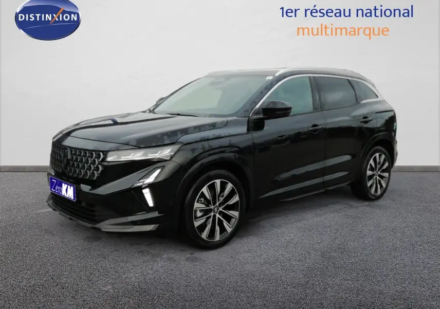 Vue 3/4 avant droite du Renault Austral noir étoile métal avec jantes alliage et calandre distinctive en nid d'abeille.