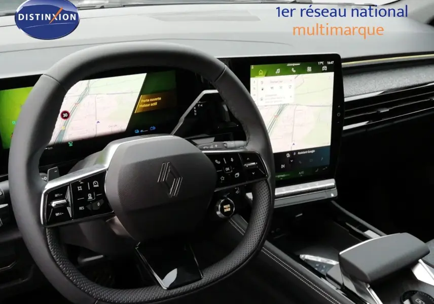 Vue intérieure centrée sur le volant et l'écran tactile du Renault Austral E-Tech noir, soulignant son tableau de bord moderne.