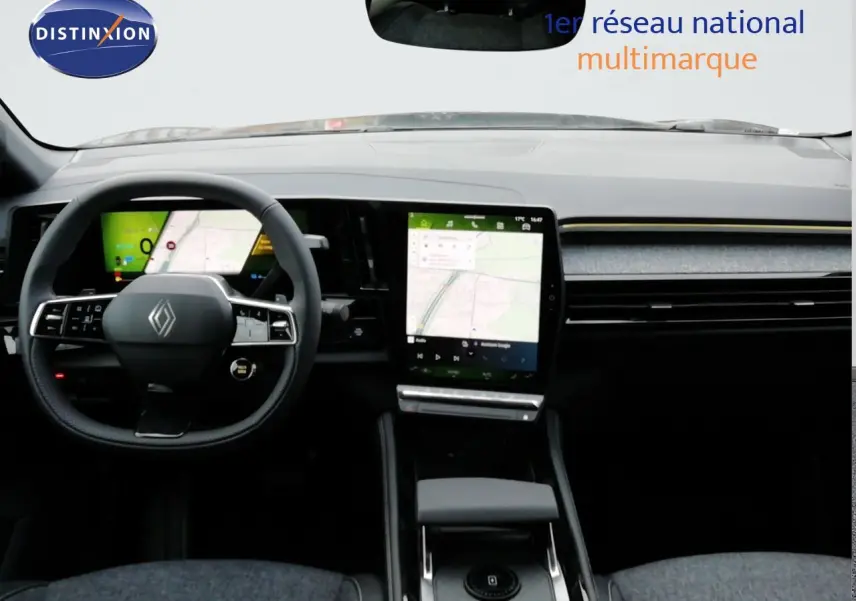 Vue intérieure avant du Renault Austral E-Tech Full Hybrid 2026, tableau de bord noir avec écran tactile central et volant multifonction.