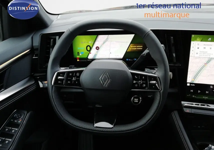 Vue intérieure centrée sur le volant noir perforé du Renault Austral E-Tech 2026 avec tableau de bord numérique et écran tactile.