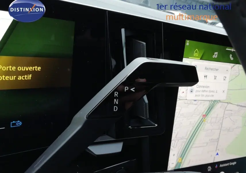 Le levier de vitesses automatique noir du Renault Austral E-Tech, avec écran tactile et affichage de navigation en arrière-plan.