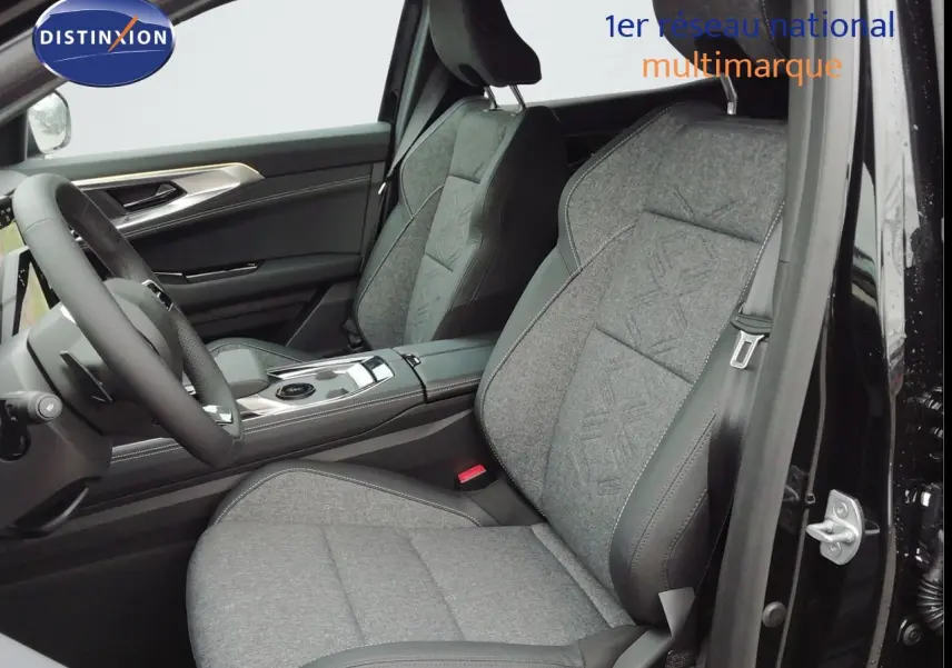 Vue intérieure côté conducteur du Renault Austral noir étoile métal, sièges tissu gris avec surpiqûres et volant multifonction.