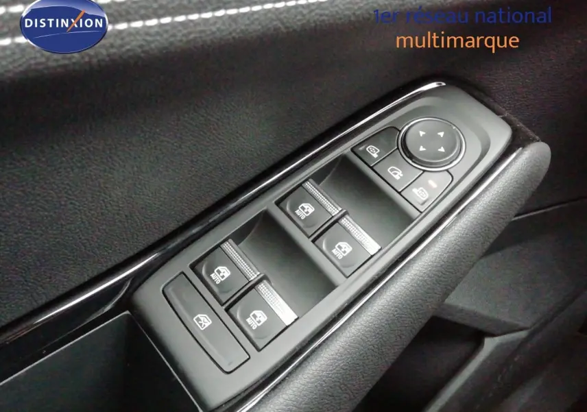 Gros plan sur les commandes des vitres et rétroviseurs côté conducteur d’un Renault Austral noir étoile métal.