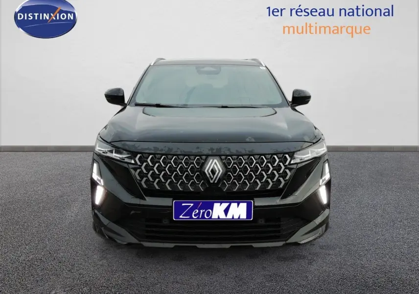 Vue frontale d'un Renault Austral E-Tech Full Hybrid 200ch en noir étoile métal avec calandre hexagonale distinctive.