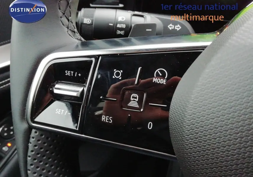 Gros plan sur les commandes gauche du volant noir du Renault Austral E-Tech 2026 avec boutons de régulateur et mode.