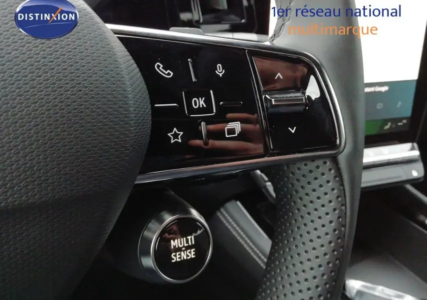 Gros plan sur le volant noir perforé du Renault Austral 2026, avec commandes intégrées et bouton Multi Sense.