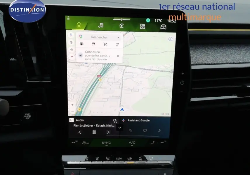Vue intérieure du tableau de bord du Renault Austral noir étoile métal 2026, avec écran tactile central affichant la navigation.