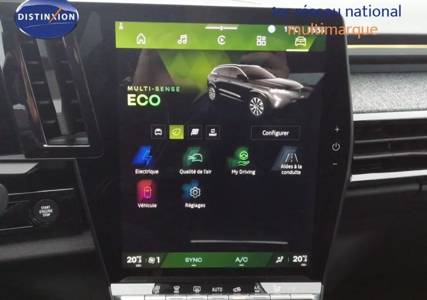 Écran central tactile du Renault Austral E-Tech noir étoile métal, affichant le mode de conduite ECO en vue intérieure.