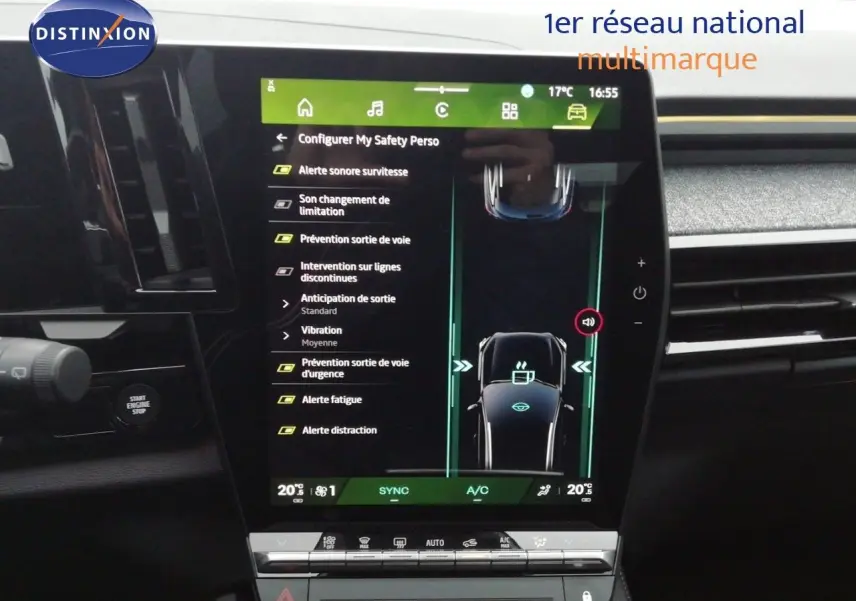 Vue rapprochée de l’écran tactile central du Renault Austral noir étoile métal, affichant les réglages d’aides à la conduite.
