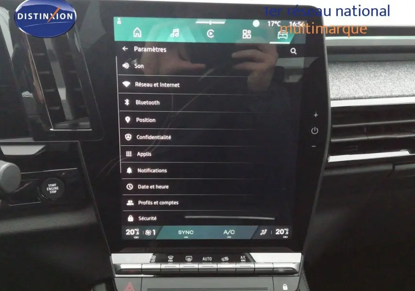 Écran tactile central en mode paramètres dans l’habitacle gris-noir du Renault Austral E-Tech Full Hybrid 2026.