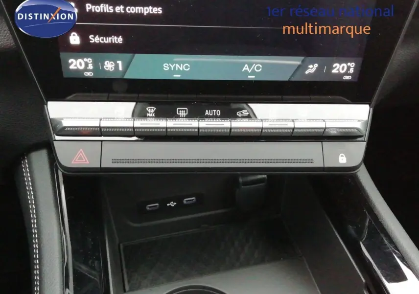 Vue rapprochée de la console centrale du Renault Austral noir étoile métal, mettant en valeur les commandes climatiques et ports USB.