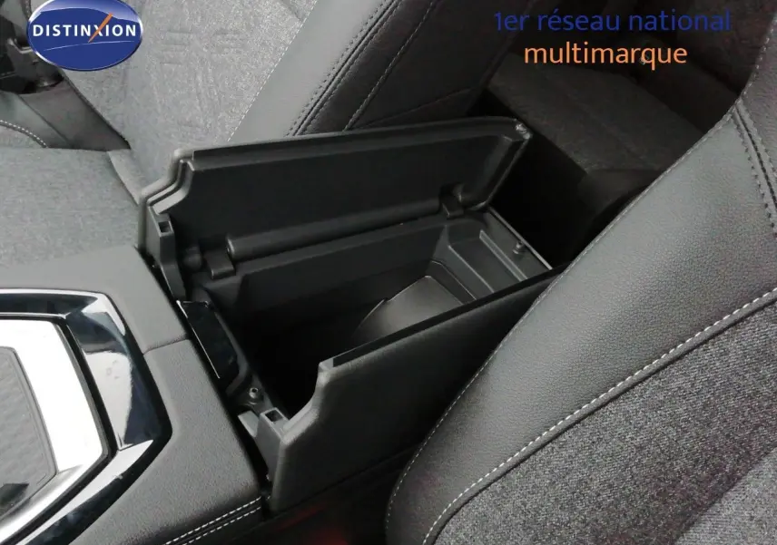 Détail de l'accoudoir central ouvert montrant le rangement intérieur du Renault Austral noir étoile métal.