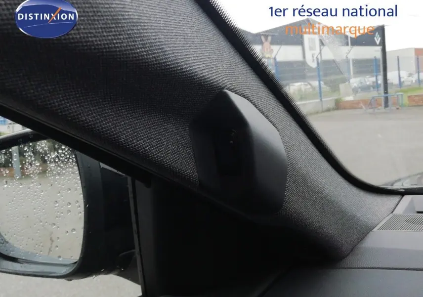 Vue intérieure côté gauche du rétroviseur avec tissu gris noir et partie du tableau de bord du Renault Austral noir étoile métal.