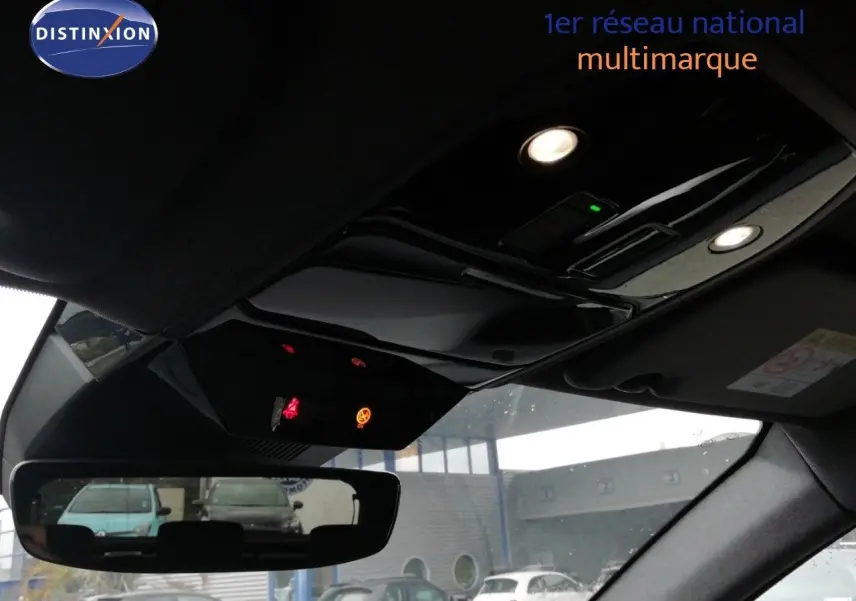 Vue intérieure du rétroviseur central et du plafonnier noir brillant d'un Renault Austral E-Tech Full Hybrid 2026.