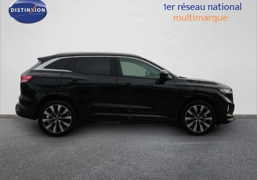Profil droit d'un Renault Austral noir étoile métal 2026, SUV hybride avec jantes alliage bicolores.