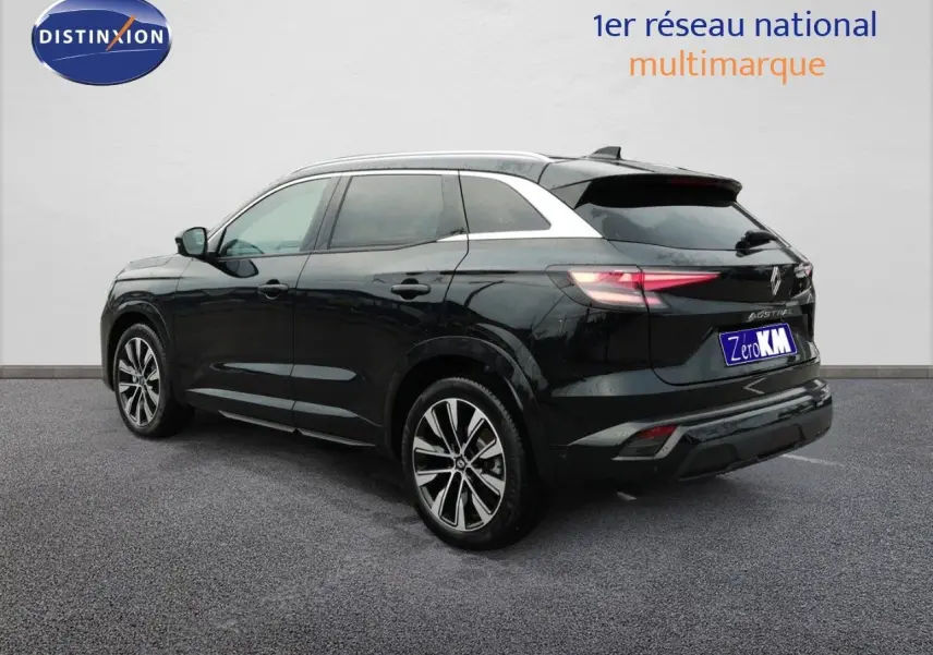 Vue 3/4 arrière droite d’un Renault Austral noir étoile métal avec jantes alliage bicolores et toit contrasté blanc.